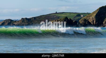 Am Praa Sands Beach Cornwall stürzten die Moody Waves in die Küste. Stockfoto