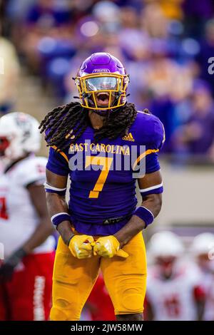 Greenville, NC, USA. 3. September 2022. Sicherheit der East Carolina Pirates Gerard Stringer (7) feiert im dritten Quartal seinen Sack gegen den North Carolina State Wolfpack im NCAA-Fußballspiel im Dowdy-Ficklen Stadium in Greenville, NC. (Scott Kinser/CSM). Kredit: csm/Alamy Live Nachrichten Stockfoto