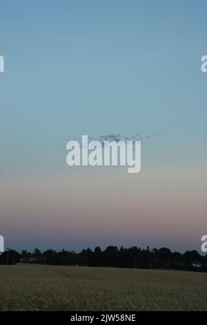 Sonnenuntergang über Feldern in der Landschaft von Essex Stockfoto