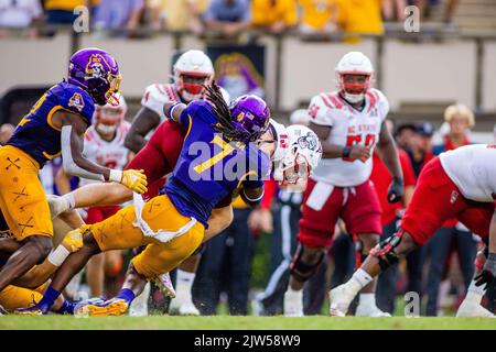 Greenville, NC, USA. 3. September 2022. Sicherheit von East Carolina Pirates Gerard Stringer (7) feuert den Quarterback Devin Leary (13) von North Carolina State Wolfpack während des dritten Quartals des NCAA-Fußballspiels im Dowdy-Ficklen Stadium in Greenville, NC. (Scott Kinser/CSM). Kredit: csm/Alamy Live Nachrichten Stockfoto