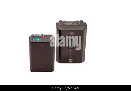 Nahaufnahme von zwei Sony Digitalkamera-Lithium-Ionen-Akkus unterschiedlicher Größe, NP-FW50 und NP-FZ100 Stockfoto