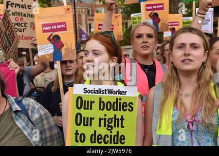 London, England, Großbritannien. 3. September 2022. Bei der Demonstration wird ein Protestler mit Plakat gesehen. Prochoice-Protest, der als Gegendemonstration zum Anti-abtreibungsmarsch auf dem Parliament Square in London, Großbritannien, organisiert wurde. (Bild: © Thomas Krych/ZUMA Press Wire) Stockfoto