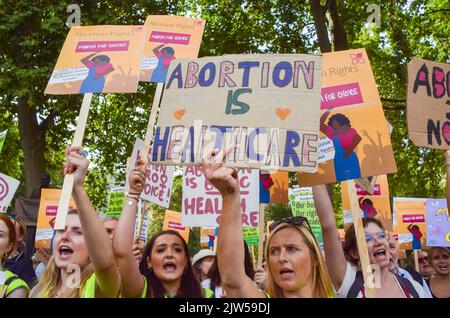 London, Großbritannien. 3.. September 2022. Die Pro-Choice-Demonstranten machen ihre Gefühle bekannt. Die Pro-Choice-Demonstranten versammelten sich auf dem Parliament Square als Reaktion auf den Marsch für das Leben, eine Anti-Abtreibungsaktion, die stattfand. Anti-Abtreibungsgruppen im Vereinigten Königreich wurden durch die Ereignisse in den USA ermutigt, wobei Berichte darauf hindeuten, dass US-Interessengruppen Anti-Abtreibungskampagnen im Vereinigten Königreich finanziert haben. Kredit: Vuk Valcic/Alamy Live Nachrichten
