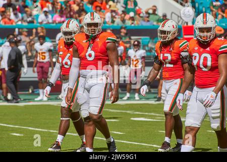 Miami Gardens, FL, USA. 3.. September 2022. Miami Hurricanes 90 Akheem Mesidor Defensive Line, 56 Leonard Taylor Defensive Line, 6 Darel Jackson Jr. Defensive Line, 12 Brashard Smith WideReceiver gegen Bethune-Cookman Wildcats während der College Football Saison 2022 der NCAA im Hard Rock Stadium in Miami Gardens, Florida. Kredit: Yaroslav Sabitov/YES Market Media/Alamy Live Nachrichten Stockfoto