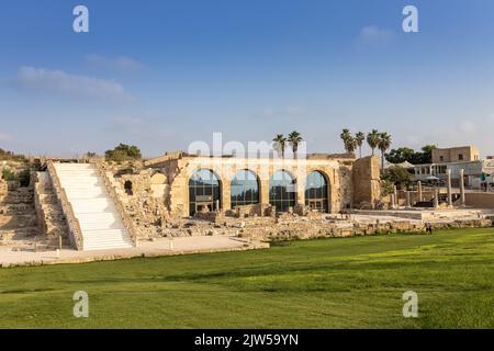 CAESAREA, Israel - 11 2022. August, hervorragend erhaltene alte gewölbte Decke aus Ställen. Nationalpark Caesarea am Mittelmeer. Stockfoto