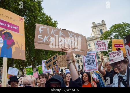 London, Großbritannien. 3.. September 2022. Ein Wahlproter hält eine Botschaft für die Anti-Abtreibungsgruppe bereit. Die Pro-Choice-Demonstranten versammelten sich auf dem Parliament Square als Reaktion auf den Marsch für das Leben, eine Anti-Abtreibungsaktion, die stattfand. Anti-Abtreibungsgruppen im Vereinigten Königreich wurden durch die Ereignisse in den USA ermutigt, wobei Berichte darauf hindeuten, dass US-Interessengruppen Anti-Abtreibungskampagnen im Vereinigten Königreich finanziert haben. Kredit: Vuk Valcic/Alamy Live Nachrichten Stockfoto