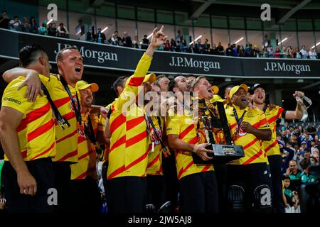 Trent Rockets feiern mit der Trophäe während des Finales der Hundert Herren Trent Rockets gegen Manchester Originals in Trent Bridge, Nottingham, Großbritannien, 3.. September 2022 (Foto von Ben Whitley/News Images) Stockfoto