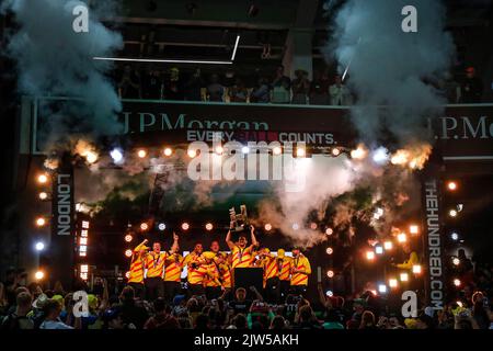 Trent Rockets feiern mit der Trophäe während des Finales der Hundert Herren Trent Rockets gegen Manchester Originals in Trent Bridge, Nottingham, Großbritannien, 3.. September 2022 (Foto von Ben Whitley/News Images) Stockfoto