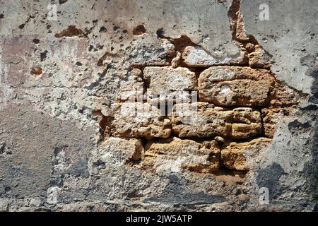 Ziegelwand mit abgefallener Gips Stockfoto