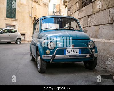 LECCE, ITALIEN - 27. OKTOBER 2021: Fiat 500 Oldtimer in engen Gassen von Lecce in Italien Stockfoto