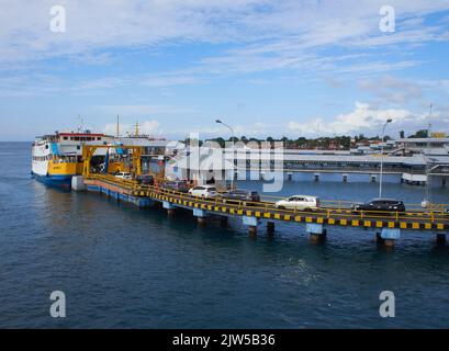 Reihen von Autos warten in der Schlange, um die Fähre im Hafen von Ketapang, Banyuwangi, zu betreten, um die Überfahrt zur Insel Bali fortzusetzen Stockfoto