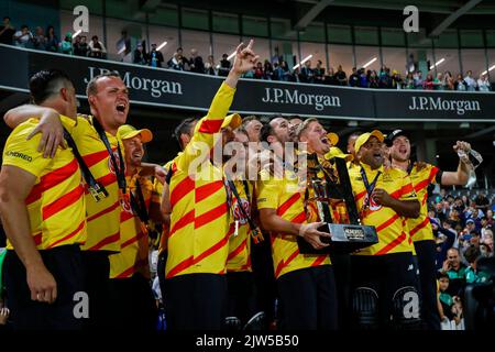 London, Großbritannien. 03. September 2022. Trent Rockets feiern mit der Trophäe während des Finales der Hundert Herren Trent Rockets gegen Manchester Originals in Trent Bridge, Nottingham, Großbritannien, 3.. September 2022 (Foto von Ben Whitley/News Images) in London, Großbritannien am 9/3/2022. (Foto von Ben Whitley/News Images/Sipa USA) Quelle: SIPA USA/Alamy Live News Stockfoto