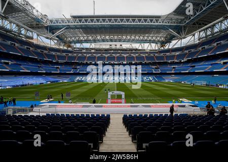 Madrid, Madrid, Spanien. 3. September 2022. Gesamtansicht des Santiago Bernabeu-Stadions während des Fußballspiels der Liga zwischen Real Madrid CF und Real Betis im Santiago Bernabeu-Stadion in Madrid, Spanien, 3. September 2022 (Bildnachweis: © Ruben Albarran/ZUMA Press Wire) Stockfoto