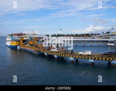 Reihen von Autos warten in der Schlange, um die Fähre im Hafen von Ketapang, Banyuwangi, zu betreten, um die Überfahrt zur Insel Bali fortzusetzen Stockfoto