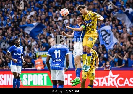 Bryan Heynen von Genk und Daiki Hashioka von STVV kämpfen am Samstag, 03. September 2022, in Genk, am 7. Tag der ersten Division der belgischen Meisterschaft 2022-2023, um den Ball bei einem Fußballspiel zwischen KRC Genk und STVV. BELGA FOTO TOM GOYVAERTS Stockfoto