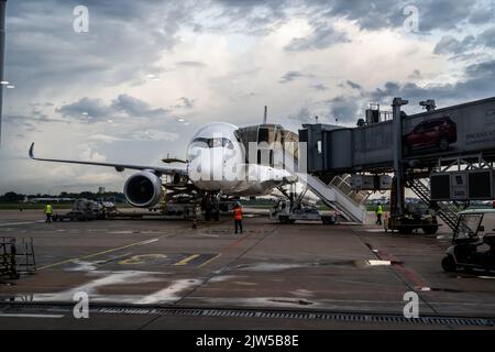 Phnom Penh, Kambodscha. 3. September 2022. Ein Singapore Airlines Airbus 320 (A320) wird am Phnom Penh International Airport (PNH) geparkt. Szenen am Phnom Penh International Airport (PNH) während eines stadtweiten Stromausfalls. (Bild: © Matt Hunt/SOPA Images via ZUMA Press Wire) Stockfoto