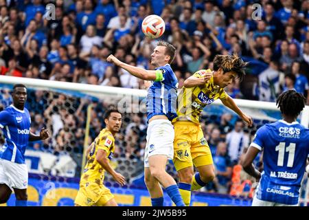 Bryan Heynen von Genk und Daiki Hashioka von STVV kämpfen am Samstag, 03. September 2022, in Genk, am 7. Tag der ersten Division der belgischen Meisterschaft 2022-2023, um den Ball bei einem Fußballspiel zwischen KRC Genk und STVV. BELGA FOTO TOM GOYVAERTS Stockfoto