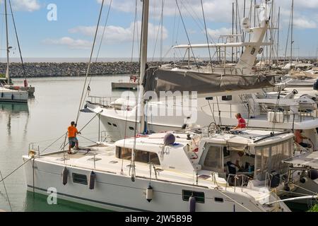 Blick auf den Hafen mit festfahrenden Yachten und Segelbooten, San Vincenzo, Livorno, Toskana, Italien Stockfoto