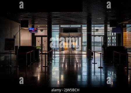 Phnom Penh, Kambodscha. 3. September 2022. Im internationalen Abflugterminal des internationalen Flughafens Phnom Penh (PNH) sind die Tore des Flughafens während eines Stromausfalls am Flughafen zu sehen. Szenen am Phnom Penh International Airport (PNH) während eines stadtweiten Stromausfalls. (Bild: © Matt Hunt/SOPA Images via ZUMA Press Wire) Stockfoto