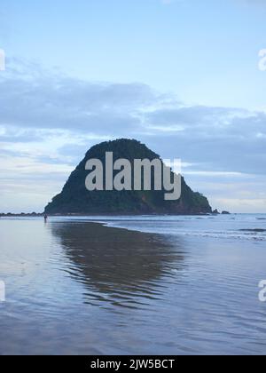 Die Strandatmosphäre der Red Island ist eines der touristischen Ziele in Banyuwangi Stockfoto