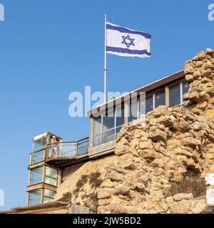 CAESAREA, Israel - 11 2022. August: Touristen im alten Hafen von Caesarea. Die alte Stadt und der Hafen von Caesarea Maritima wurden von Herodes dem Großen erbaut Stockfoto