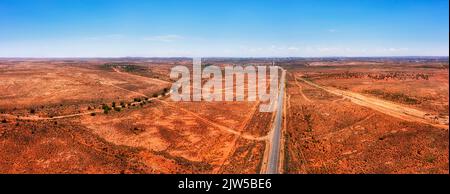 Vom Silver City Highway nach Broken Hill durch das rote australische Outback in einem weiten Luftpanorama Stockfoto