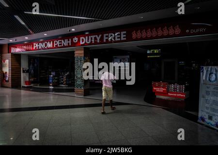 Phnom Penh, Kambodscha. 3. September 2022. Der Duty Free (DUFRY)-Bereich des internationalen Flughafens Phnom Penh (PNH) wird während eines Stromausfalls am Flughafen gesehen. Szenen am Phnom Penh International Airport (PNH) während eines stadtweiten Stromausfalls. (Bild: © Matt Hunt/SOPA Images via ZUMA Press Wire) Stockfoto