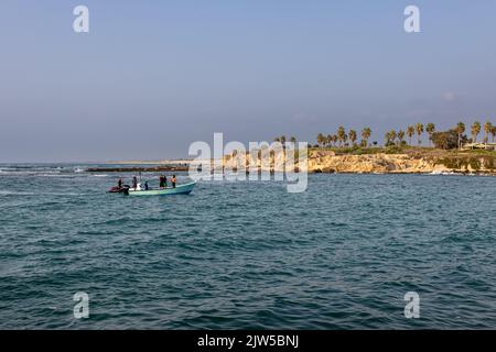 CAESAREA, Israel - 11 2022. August: Touristen im alten Hafen von Caesarea. Die alte Stadt und der Hafen von Caesarea Maritima wurden von Herodes dem Großen erbaut Stockfoto