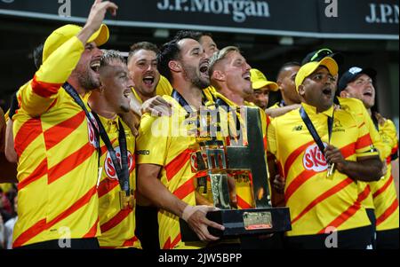 Trent Rockets feiern mit der Trophäe während des Finales der Hundert Herren Trent Rockets gegen Manchester Originals in Trent Bridge, Nottingham, Großbritannien, 3.. September 2022 (Foto von Ben Whitley/News Images) Stockfoto