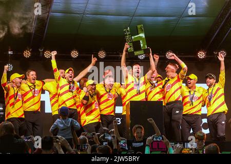 Trent Rockets feiern mit der Trophäe während des Finales der Hundert Herren Trent Rockets gegen Manchester Originals in Trent Bridge, Nottingham, Großbritannien, 3.. September 2022 (Foto von Ben Whitley/News Images) Stockfoto