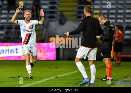 Deinzes Jellert Van Landschoot (18) feiert nach einem Tor bei einem Fußballspiel zwischen Lierse Kempenzonen und KMSK Deinze am Samstag, 3. September 2022 in Genk, am 4. Tag der 2022-2023. Liga der Challenger Pro League, der zweiten Liga der belgischen Meisterschaft. BELGA FOTO JILL DELSAUX Stockfoto