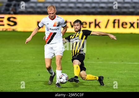 Deinzes Jellert Van Landschoot (18) und 05 Lierses Brent LAEs, aufgenommen während eines Fußballschlags zwischen Lierse Kempenzonen und KMSK Deinze, Samstag, 3. September 2022 in Genk, am Tag 4 der 'Challenger Pro League' der zweiten Division der belgischen Meisterschaft 2022-2023. BELGA FOTO JILL DELSAUX Stockfoto