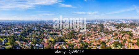 WESTERN Sydney City of Ryde Vororte im Großraum Sydney entlang des Parramatta Flusses - Luftaufnahme zur entfernten CBD-Skyline der Stadt. Stockfoto