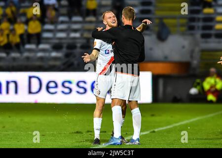 Deinzes Jellert Van Landschoot (18) feiert nach einem Tor bei einem Fußballspiel zwischen Lierse Kempenzonen und KMSK Deinze am Samstag, 3. September 2022 in Genk, am 4. Tag der 2022-2023. Liga der Challenger Pro League, der zweiten Liga der belgischen Meisterschaft. BELGA FOTO JILL DELSAUX Stockfoto