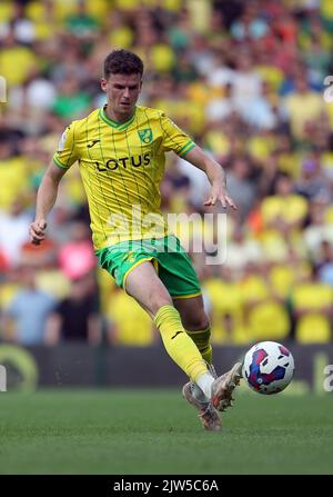 Norwich, Großbritannien. 03. September 2022. Sam Byram von Norwich City läuft mit dem Ball während des Sky Bet Championship-Spiels zwischen Norwich City und Coventry City in der Carrow Road am 3. 2022. September in Norwich, England. (Foto von Mick Kearns/phcimages.com) Credit: PHC Images/Alamy Live News Stockfoto