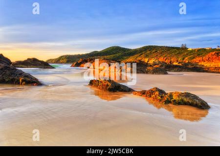 Sauberer, sandiger Burgess-Strand mit malerischen Felsen bei Sonnenaufgang an der Pazifikküste in Forster, der australischen Stadt. Stockfoto