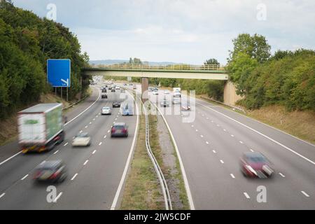 Starker Verkehr mit hoher Geschwindigkeit, selektive Unschärfe, auf der britischen Autobahn in England Stockfoto