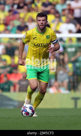 Norwich, Großbritannien. 03. September 2022. Grant Hanley aus Norwich City läuft mit dem Ball während des Sky Bet Championship-Spiels zwischen Norwich City und Coventry City in der Carrow Road am 3. 2022. September in Norwich, England. (Foto von Mick Kearns/phcimages.com) Credit: PHC Images/Alamy Live News Stockfoto