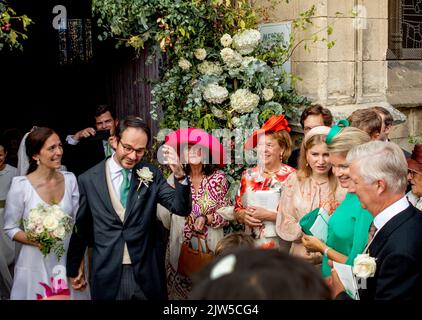 Graf Charles Henri d'Udekem d'Acoz und Gräfin Caroline Philippe verlassen am 03. September 2022 nach ihrer Hochzeit die Eglise Saint-Michel in Pont-l Eveque, die von König Filip, Königin Mathilde, Kronprinzessin Elisabeth, Prinz Emmanuel und Prinzessin Eleonore von Belgien und der Gräfin Anne Marie d'Udekem d'Acoz begrüßt wurde Foto: Albert Nieboer/Niederlande OUT/Point de Vue OUT Stockfoto