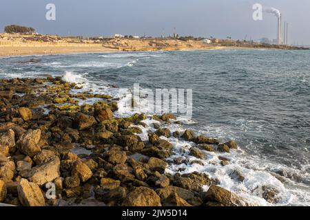 CAESAREA, Israel - 11 2022. August: Touristen im alten Hafen von Caesarea. Die alte Stadt und der Hafen von Caesarea Maritima wurden von Herodes dem Großen erbaut Stockfoto