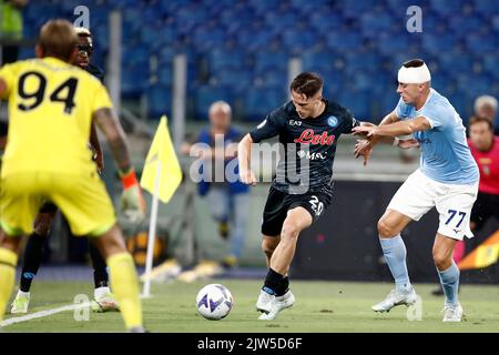 Rom, Italien. 3. September 2022. Piotr Zielinski, zweiter von rechts, von Neapel, wird von Adam Marusic, rechts, von Latium, während des italienischen Fußballspiels der Serie A zwischen Latium und Neapel im Olympiastadion von Rom herausgefordert. Napoli besiegte Lazio 2-1. Quelle: Riccardo De Luca - Bilder Aktualisieren/Alamy Live News Stockfoto