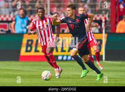 Benjamin PAVARD, FCB 5 konkurrieren um den Ball, Tackling, Duell, Header, zweikampf, Aktion, Kampf gegen Sheraldo BECKER, Union Berlin 27 im Spiel 1.FC UNION BERLIN - FC BAYERN MÜNCHEN 1-1 1.Deutsche Fußballliga am 3. September 2022 in Berlin, Deutschland. Saison 2022/2023, Spieltag 5, 1.Bundesliga, FCB, München, 5.Spieltag. © Peter Schatz / Alamy Live News - die DFL-VORSCHRIFTEN VERBIETEN DIE VERWENDUNG VON FOTOS als BILDSEQUENZEN und/oder QUASI-VIDEO - Stockfoto