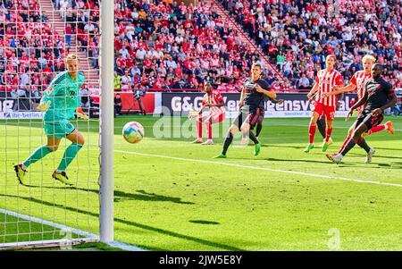 Sheraldo BECKER, Union Berlin 27 Punkte, schießt Tor, Tor, Treffer, Torschuss, 1-0 gegen Manuel NEUER, Torwart FCB 1 Sadio Mane (FCB 17) im Spiel 1.FC UNION BERLIN - FC BAYERN MÜNCHEN 1-1 1.Deutsche Fußballliga am 3. September 2022 in Berlin, Deutschland. Saison 2022/2023, Spieltag 5, 1.Bundesliga, FCB, München, 5.Spieltag. © Peter Schatz / Alamy Live News - die DFL-VORSCHRIFTEN VERBIETEN DIE VERWENDUNG VON FOTOS als BILDSEQUENZEN und/oder QUASI-VIDEO - Stockfoto