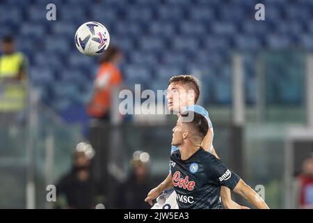 Rom, Italien. 3. September 2022. Giacomo Raspadori, aus Neapel, Vordergrund, und Toma Basic, aus Latium, Kämpfen Sie während des italienischen Fußballspiels Serie A zwischen Latium und Neapel im Olympiastadion von Rom um den Ball. Napoli besiegte Lazio 2-1. Quelle: Riccardo De Luca - Bilder Aktualisieren/Alamy Live News Stockfoto