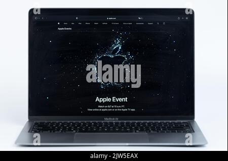 New york, USA - 3. september 2022: Schauen Sie sich das neue Apple-Event auf der Website im Macbook Air Laptop an Stockfoto