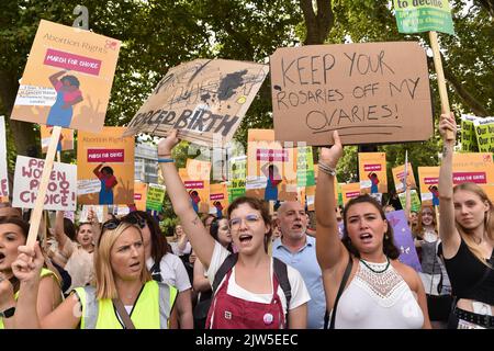 London, England, Großbritannien. 3. September 2022. Demonstranten halten während der Demonstration Plakate mit ihrer Meinung. Prochoice-Protest, der als Gegendemonstration zum Anti-abtreibungsmarsch auf dem Parliament Square in London, Großbritannien, organisiert wurde. (Bild: © Thomas Krych/ZUMA Press Wire) Stockfoto