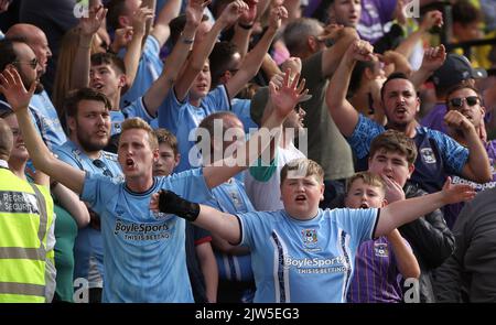 Norwich, Großbritannien. 03. September 2022. Coventry-Fans beim Sky Bet Championship-Spiel zwischen Norwich City und Coventry City in der Carrow Road am 3. 2022. September in Norwich, England. (Foto von Mick Kearns/phcimages.com) Credit: PHC Images/Alamy Live News Stockfoto