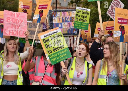 London, England, Großbritannien. 3. September 2022. Demonstranten halten Plakate bei der Kundgebung. Prochoice-Protest, der als Gegendemonstration zum Anti-abtreibungsmarsch auf dem Parliament Square in London, Großbritannien, organisiert wurde. (Bild: © Thomas Krych/ZUMA Press Wire) Stockfoto