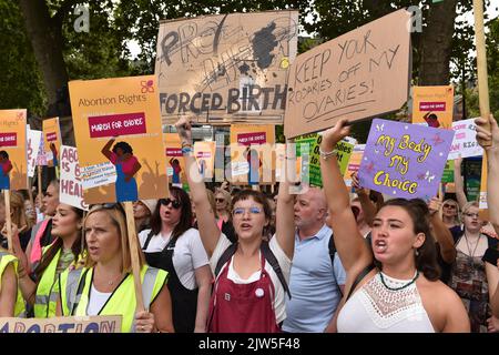 London, England, Großbritannien. 3. September 2022. Die Demonstranten halten während der Demonstration Plakate, auf denen ihre Meinung zum Ausdruck kommt. Prochoice-Protest, der als Gegendemonstration zum Anti-abtreibungsmarsch auf dem Parliament Square in London, Großbritannien, organisiert wurde. (Bild: © Thomas Krych/ZUMA Press Wire) Stockfoto