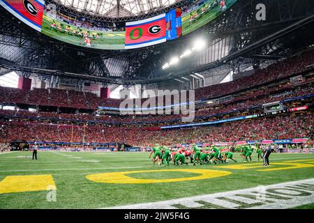 Eine allgemeine Ansicht während des NCAA College Football Chick-fil-A Kickoff-Spiels zwischen den Oregon Ducks und den Georgia Bulldogs am Samstag, 3. September 2022 im Mercedes-Benz Stadium in Atlanta, Georgia. Jacob Kupferman/CSM Stockfoto